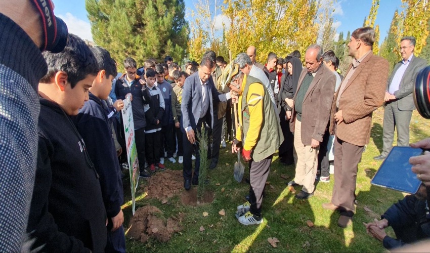  کاشت درخت توسط دوچرخه سوار جهانگرد حامی طبیعت در شیراز